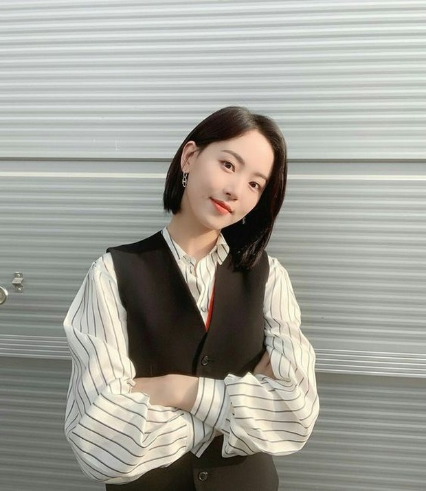 Kang Han-na dengan vest hitam dan kemeja putih. Foto Pinterest: lazykiko Kang Han-na dengan vest hitam dan kemeja putih. Foto Pinterest: lazykiko