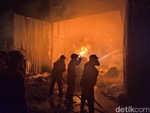 Pabrik Tripleks di Cianjur Terbakar!
