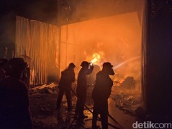 Pabrik Tripleks di Cianjur Terbakar!