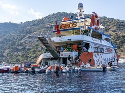 Supermarket Ini Tak Biasa, Lokasinya di Tengah Lautan!