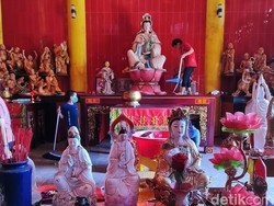 Klenteng Hoo Tong Bio Banyuwangi Bersolek Sambut Imlek, Ganti Jubah-Mahkota