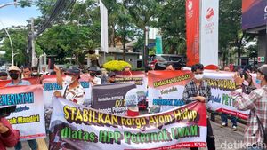 Puluhan Peternak Seruduk Kantor Zulhas Tuntut Stabilkan Harga Ayam