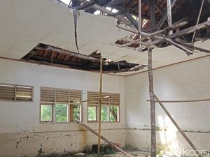 Tolong! Bangunan SD di Pamarican Ciamis Ambruk! Tolong! Bangunan SD di Pamarican Ciamis Ambruk!