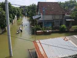Banjir di Pati Sepekan Lebih, Warga Bertahan Buat Ranggon