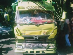 Truk Seruduk 2 Kendaraan di Jalan Amlapura-Denpasar