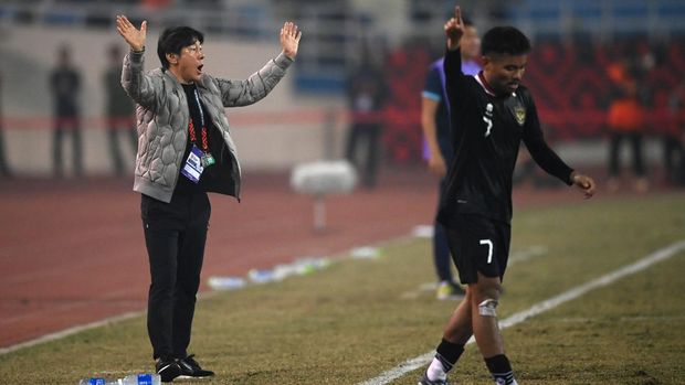 Pelatih Timnas Indonesia Shin Tae-yong bereaksi usai pemainnya dilanggar keras oleh pesepak bola Timnas Vietnam dalam pertandingan leg 2 babak semi final Piala AFF 2022 di Stadion Nasional My Dinh, Hanoi, Vietnam, Senin (9/1/2023). ANTARA FOTO/Aditya Pradana Putra/tom.