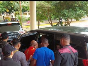 Penampakan Lukas Enembe Berkemeja Merah Saat Ditangkap KPK