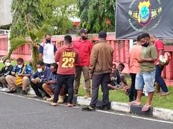Lukas Enembe-KPK Transit di Manado, Simpatisan Geruduk Bandara Sam Ratulangi