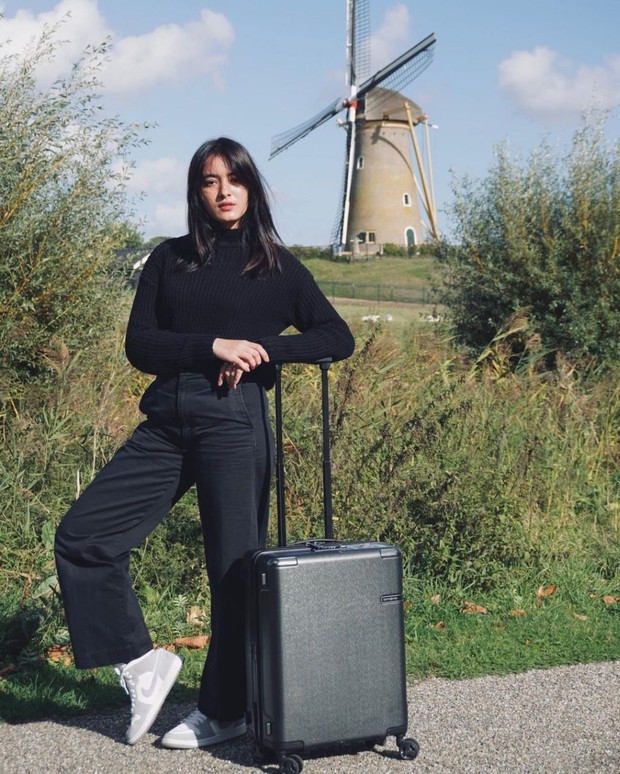 Mawar Eva de Jongh dengan Outfit Sweater. Foto Instagram: mawar_eva Mawar Eva de Jongh dengan Outfit Sweater. Foto Instagram: mawar_eva