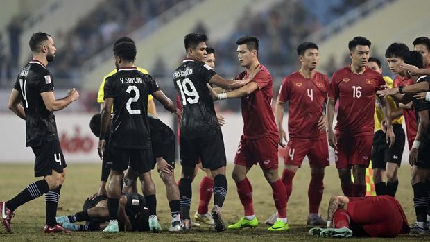 Players from Indonesia and Vietnam argues during match for the ASEAN Football Federation (AFF) Mitsubishi Electric Cup 2022 semi-final football match at My Dinh National Stadium in Hanoi, Vietnam, Monday, Jan. 9, 2023. (AP Photo/Nguyen Manh Quan)