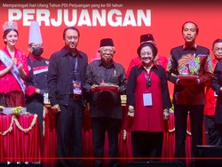 Megawati Kasih Potongan Tumpeng HUT PDIP ke Jokowi dan Maruf