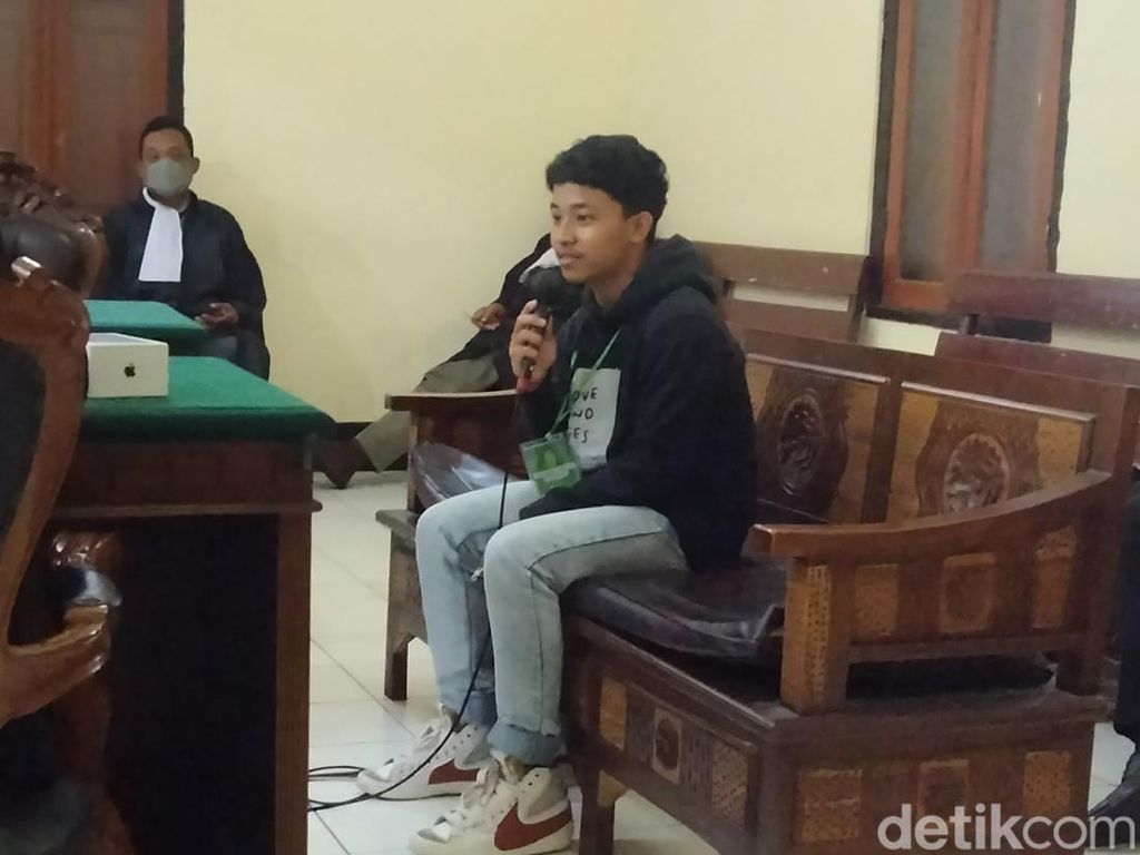 ABG Surabaya Lacak dan Temukan Pencuri HP-nya Saat Salat Bareng Satu Masjid