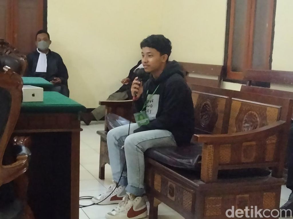 ABG Surabaya Lacak dan Temukan Pencuri HP-nya Saat Salat Bareng Satu Masjid ABG Surabaya Lacak dan Temukan Pencuri HP-nya Saat Salat Bareng Satu Masjid