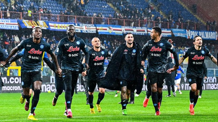 GENOA, ITALY - JANUARY 8: Victor Osimhen of Napoli (L) celebrates with his team-mates after the Serie A match between UC Sampdoria and SSC Napoli at Stadio Luigi Ferraris on January 8, 2023 in Genoa, Italy. (Photo by Simone Arveda/Getty Images)