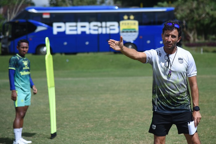 Pelatih Persib Luis Milla.