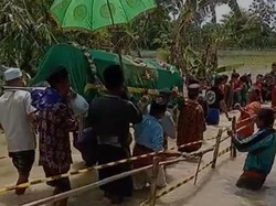 Beredar Video Pengusung Jenazah Terjang Banjir di Grobogan, Ini Ceritanya
