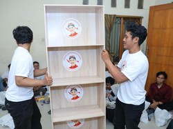 Mahasiswa Relawan Ganjar Pranowo Salurkan Rak Buku ke Organisasi Daerah
