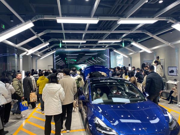 Penampakan Showroom Tesla Digeruduk Konsumen Gegara Diskon