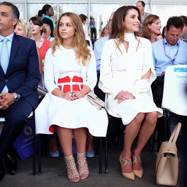 Penampilan Putri Iman dengan Busana Nuansa Warna Putih Putri Iman