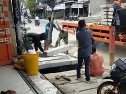 Warga Keluhkan Pembangunan Drainase di Medan Denai Berantakan