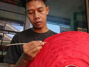 Berkah Imlek, Perajin Lampion di Malang Kebanjiran Pesanan Hingga Italia Berkah Imlek, Perajin Lampion di Malang Kebanjiran Pesanan Hingga Italia
