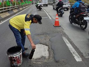 Perbaikan Flyover Pancoran yang Bolong-bolong Masih Berlanjut