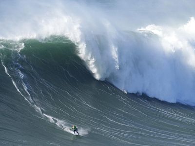 Peselancar di Portugal Pacu Adrenalin Taklukkan Ombak Besar
