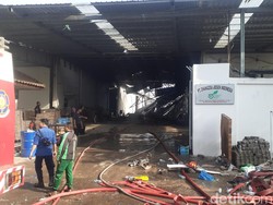 Pabrik Kayu di Ngaliyan Semarang Terbakar Dini Hari Tadi, 4 Jam Baru Padam