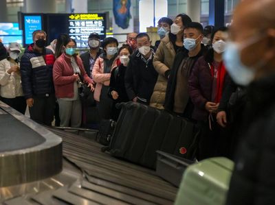 Potret Kedatangan Pelancong Pertama Setelah China Cabut Karantina