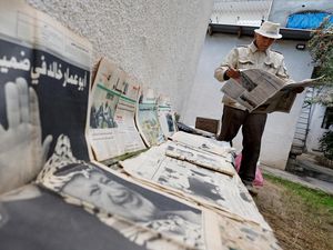 Pria Palestina Ini Koleksi 25 Ribu Koran di Tengah Gempuran Digital