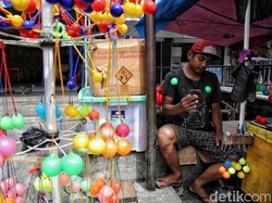 Mendingan Main HP atau Lato-lato? Dokter Ortopedi Beberkan Risiko Keduanya