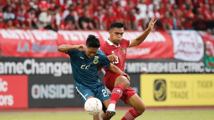 KUALA LUMPUR, MALAYSIA - 2022/12/26: Shafie Effenddy of Brunei (L) and Rachmat Irianto of Indonesia in action during the AFF Mitsubishi Electric Cup 2022 match between Brunei and Indonesia at Kuala Lumpur Football Stadium. Final score; Indonesia 7:0 Brunei. (Photo by Wong Fok Loy/SOPA Images/LightRocket via Getty Images)