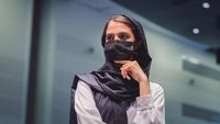 8 Foto Pemain Catur yang Dapat Ancaman Setelah Lepas Hijab Saat Pertandingan