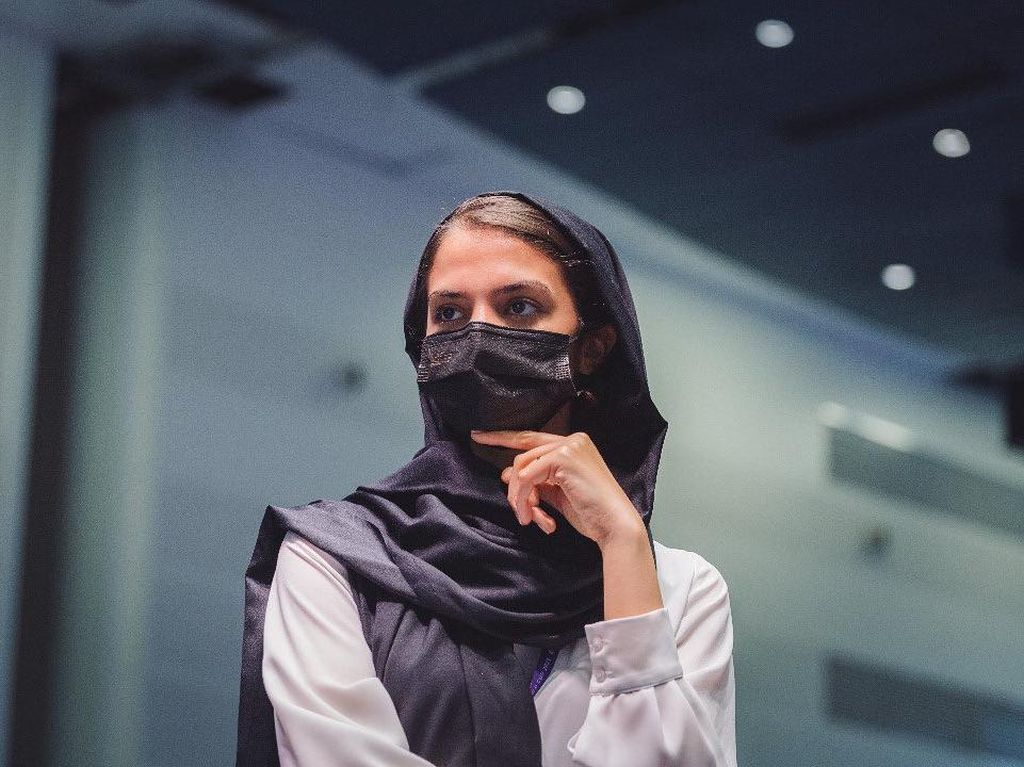 8 Foto Pemain Catur yang Dapat Ancaman Setelah Lepas Hijab Saat Pertandingan