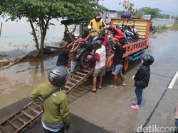 Jalan Alternatif Pati-Rembang Banjir, Pemotor Menyeberang Pakai Ojek Truk
