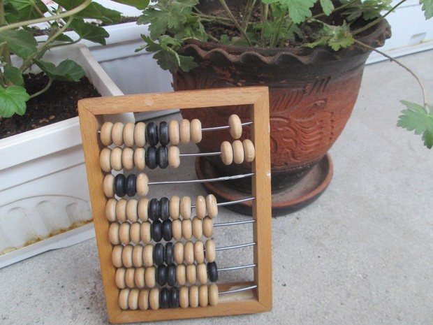 Sempoa bisa mengundang rejeki atau tamu yang berperan penting dalam memajukan usaha serta membentuk relasi bisnis yang baru/Foto: pinterest.com/etsy