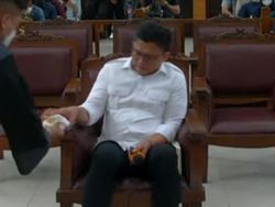 Ferdy Sambo Nangis, 28 Tahun Jadi Polisi hingga Bawa-bawa Penghargaan