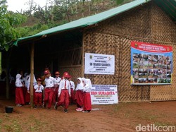 Dear Pak Jokowi, Siswa SD Sukabumi Curhat Ingin Punya Sekolah Baru