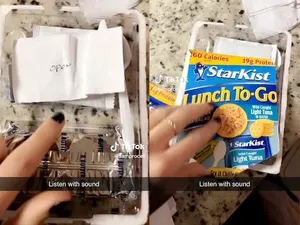 Wanita Ini Dapat Pesan Peringatan dalam Makanan Kemasan yang Dibelinya