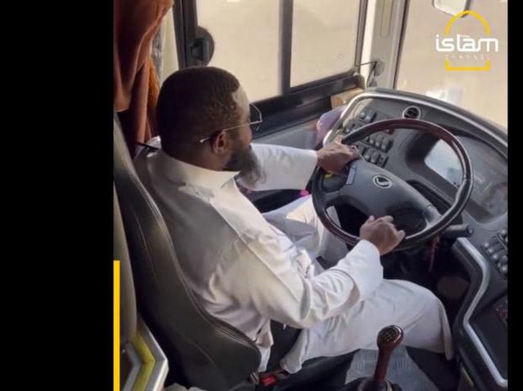 Lantunkan Ayat Al-Quran dengan Indah, Sopir Bus Ini Punya Ijazah Ilmu Qiraat