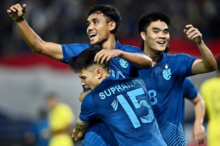 Thailands Teerasil Dangda (C) celebrates with teammates after scoring a goal during the AFF Mitsubishi Electric Cup 2022 semi-final football match between Thailand and Malaysia at Thammasat Stadium in Bangkok on January 10, 2023. (Photo by Lillian SUWANRUMPHA / AFP)