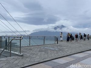 Bangunan Baru di Kaldera Gunung Batur, Teras Pandang ke Danau Bangunan Baru di Kaldera Gunung Batur, Teras Pandang ke Danau