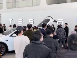 Waduh.. Gara-gara Diskon, Konsumen Geruduk Kantor Tesla di China