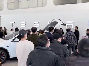 Waduh.. Gara-gara Diskon, Konsumen Geruduk Kantor Tesla di China Waduh.. Gara-gara Diskon, Konsumen Geruduk Kantor Tesla di China
