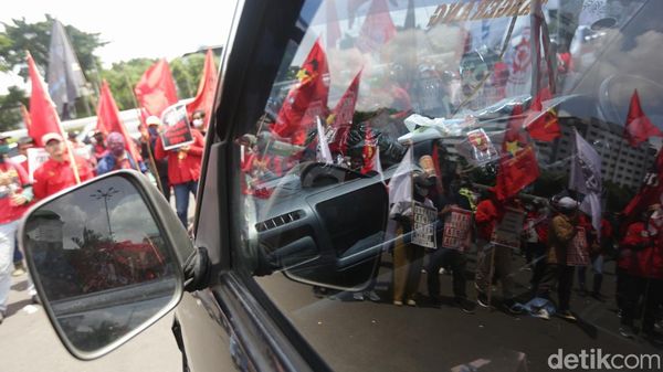 Tolak Perpu Cipta Kerja, Massa Buruh Geruduk Gedung DPR