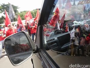 Tolak Perpu Cipta Kerja, Massa Buruh Geruduk Gedung DPR Tolak Perpu Cipta Kerja, Massa Buruh Geruduk Gedung DPR