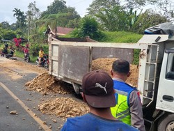 Truk Patah As, Jalur Medan - Berastagi Sempat Macet