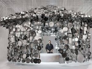 Unik Banget! Seniman Ini Bikin Gubuk dari Panci Masak