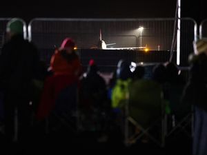 Warga Inggris Berbondong Nonton Peluncuran Satelit Pertama