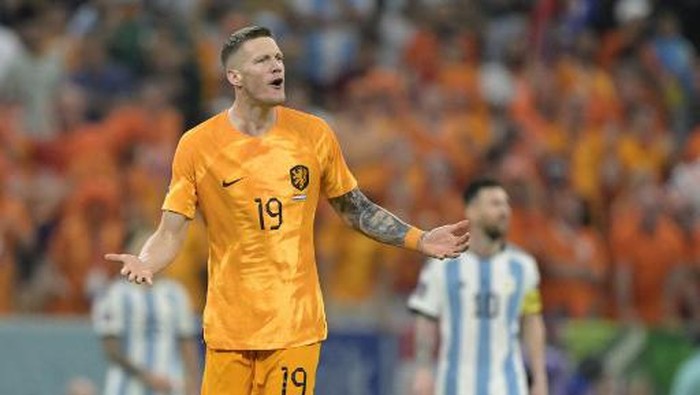 Netherlands forward #19 Wout Weghorst celebrates scoring his teams first goal during the Qatar 2022 World Cup quarter-final football match between The Netherlands and Argentina at Lusail Stadium, north of Doha on December 9, 2022. (Photo by JUAN MABROMATA / AFP)